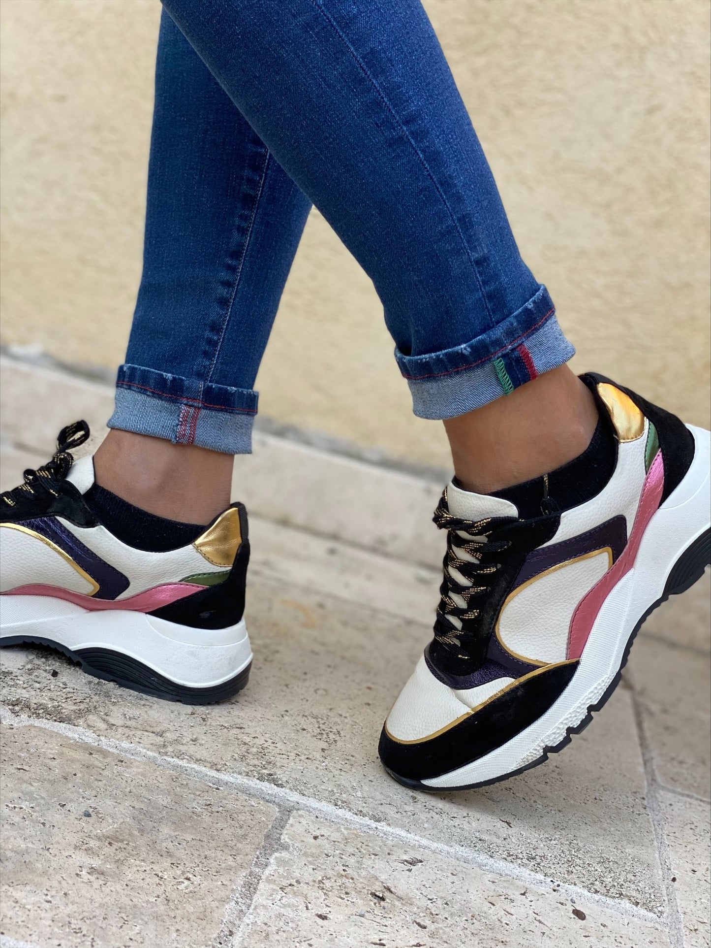 Le paris, jeans bleu avec trou au genou pour femmes, coupe skinny