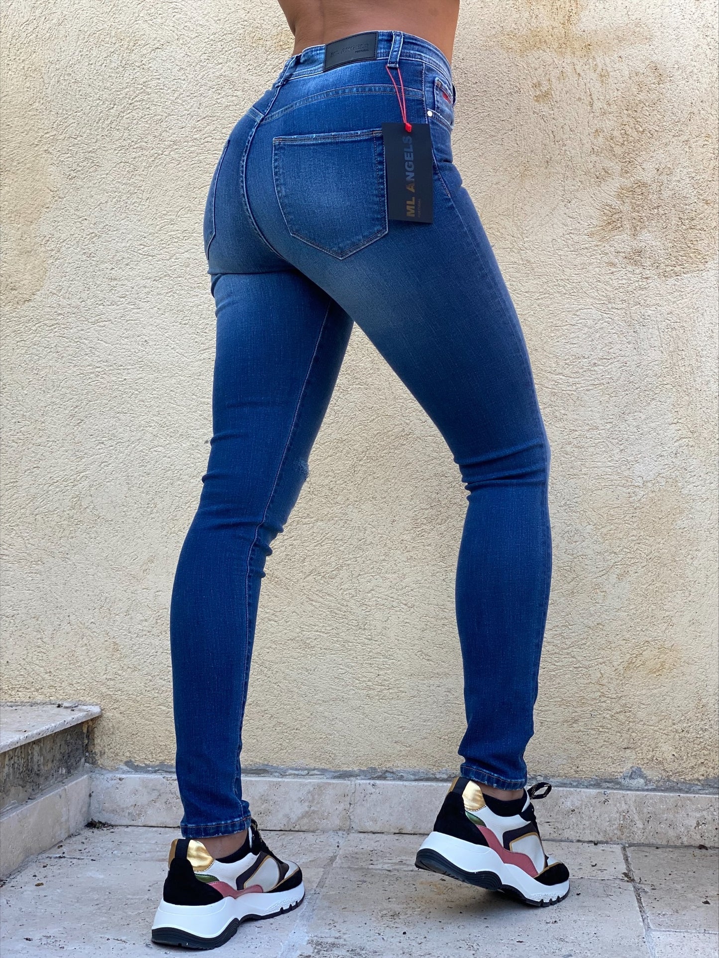 Le paris, jeans bleu avec trou au genou pour femmes, coupe skinny 